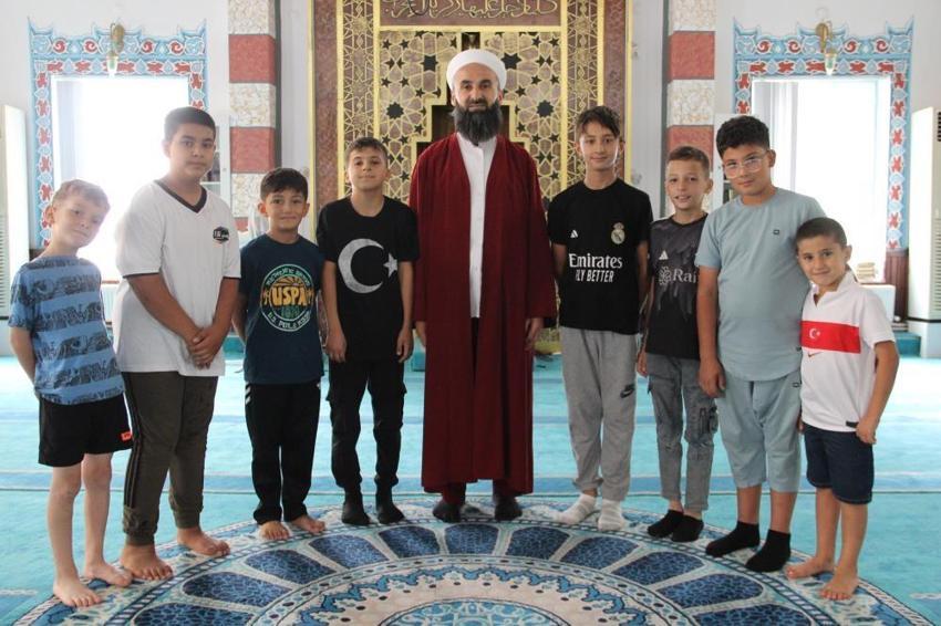 Cami güvenlik kamerasından inanılmaz görüntüler: İmam çocuğu havada kaptı!