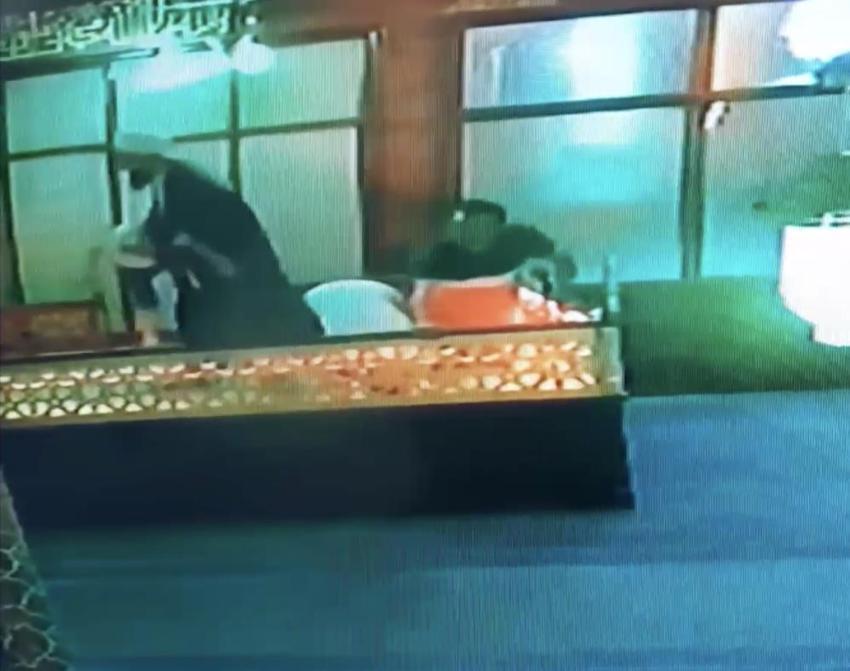 Cami güvenlik kamerasından inanılmaz görüntüler: İmam çocuğu havada kaptı!