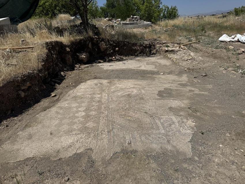Mezar kazısında tarihi keşif! Geçmişin şifresi Diyarbakır'da çıktı: Davud Yıldızı içindeki motif ve altı satırlık yazıt