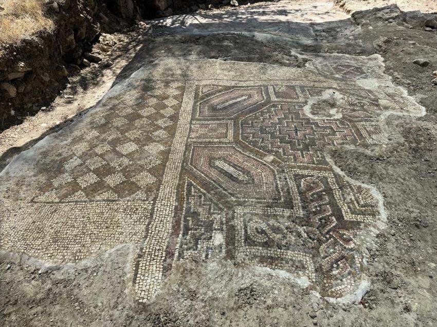 Mezar kazısında tarihi keşif! Geçmişin şifresi Diyarbakır'da çıktı: Davud Yıldızı içindeki motif ve altı satırlık yazıt