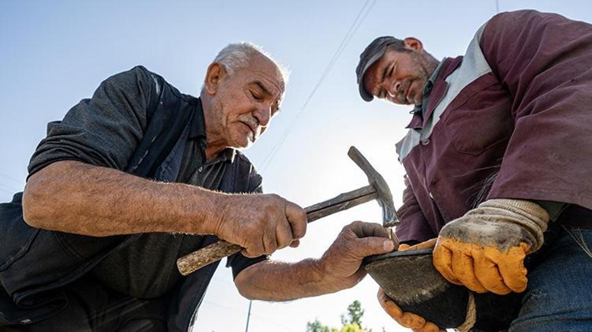 Kars'ın köylerini tek tek gezip çiftçiyi hasada hazırlıyor! 'Bazen tekme yiyoruz'