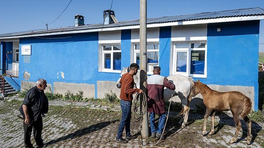 Kars'ın köylerini tek tek gezip çiftçiyi hasada hazırlıyor! 'Bazen tekme yiyoruz'