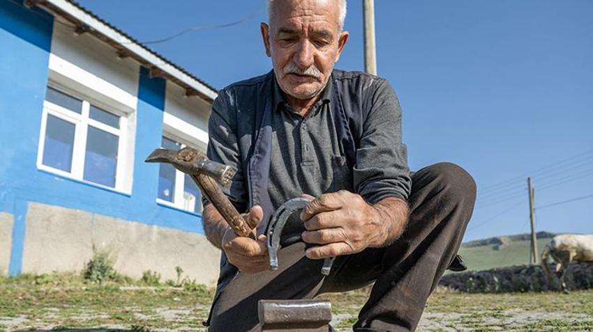 Kars'ın köylerini tek tek gezip çiftçiyi hasada hazırlıyor! 'Bazen tekme yiyoruz'