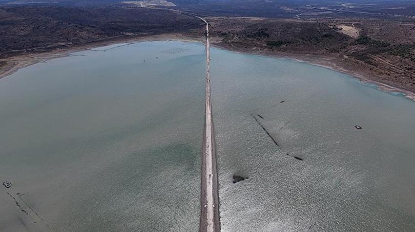 Kuraklığın en net görüntüsü! Barajın altındaki karayolu ortaya çıktı