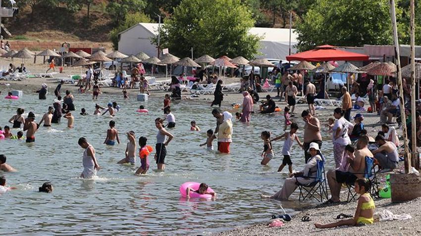 Elazığ'ın ilçesi doldu taştı! Hafta sonu komşu iller bölgeye akın etti