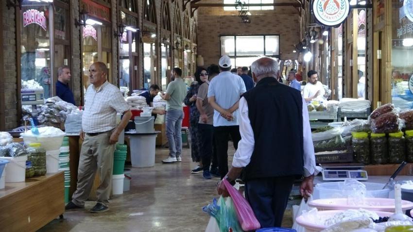 Van'da otlu peynire özel çalışma! Esnaf üreticiye bilgi verdi