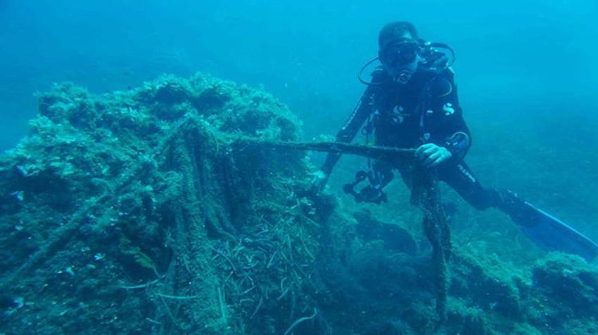 Bilinçsiz avcılık denizi vuruyor: Bir basketbol sahası büyüklüğünde ağ çıkardı!