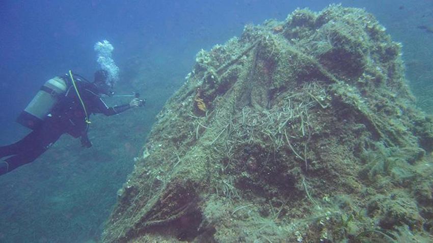 Bilinçsiz avcılık denizi vuruyor: Bir basketbol sahası büyüklüğünde ağ çıkardı!
