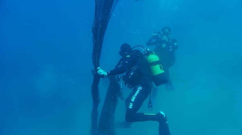 Bilinçsiz avcılık denizi vuruyor: Bir basketbol sahası büyüklüğünde ağ çıkardı!