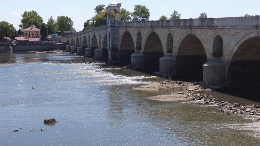 Edirne'de sular çekildi, nehirde tarihi tüfek bulundu