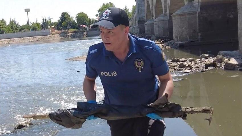 Edirne'de sular çekildi, nehirde tarihi tüfek bulundu