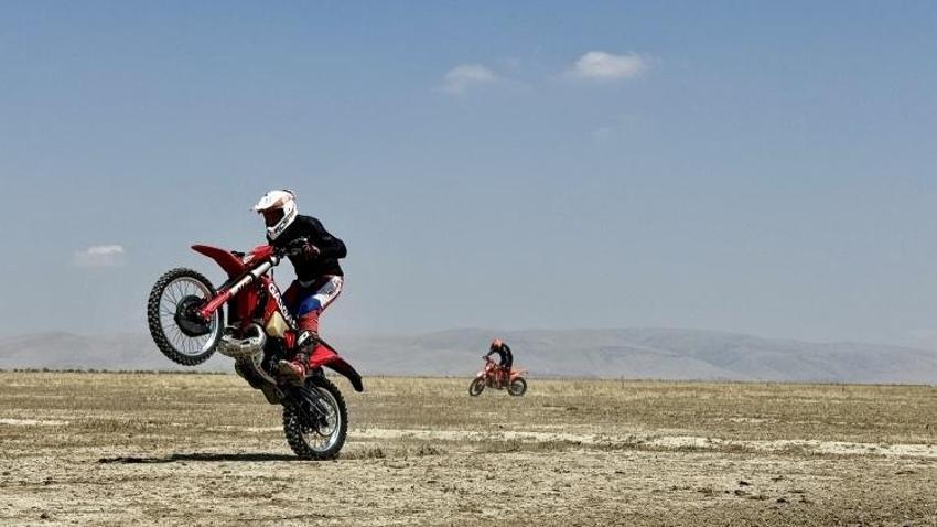 Konya'da yürek burkan görüntü: Ortada ne göl var ne su! Motosikletlerle geçtiler