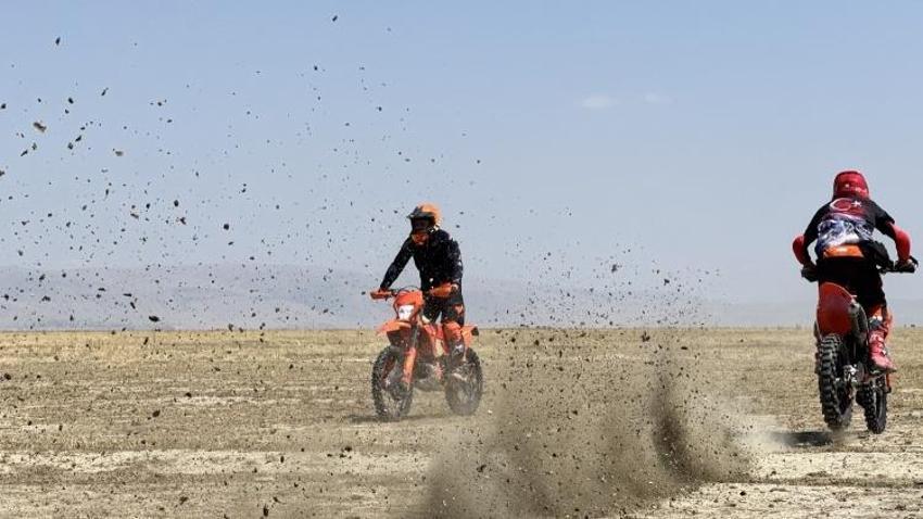 Konya'da yürek burkan görüntü: Ortada ne göl var ne su! Motosikletlerle geçtiler