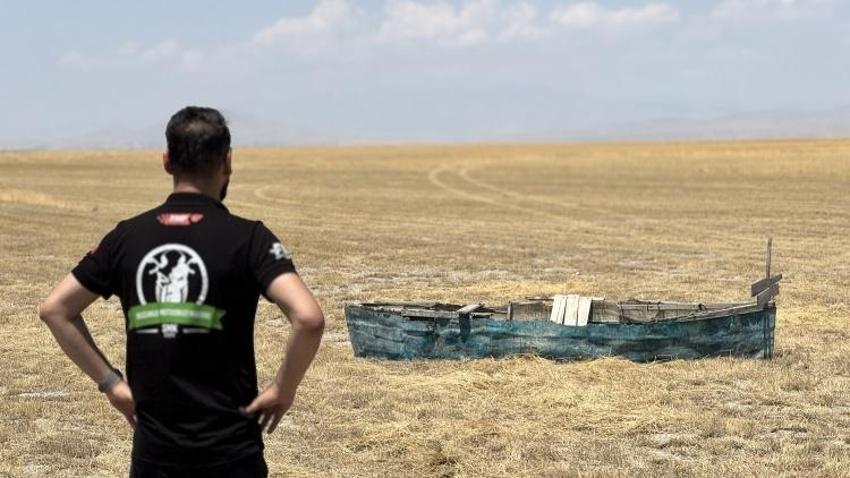 Konya'da yürek burkan görüntü: Ortada ne göl var ne su! Motosikletlerle geçtiler