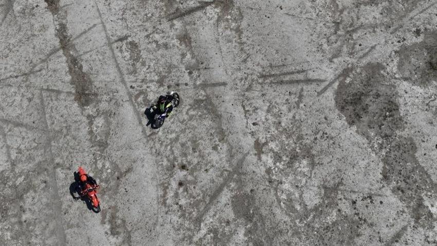 Konya'da yürek burkan görüntü: Ortada ne göl var ne su! Motosikletlerle geçtiler