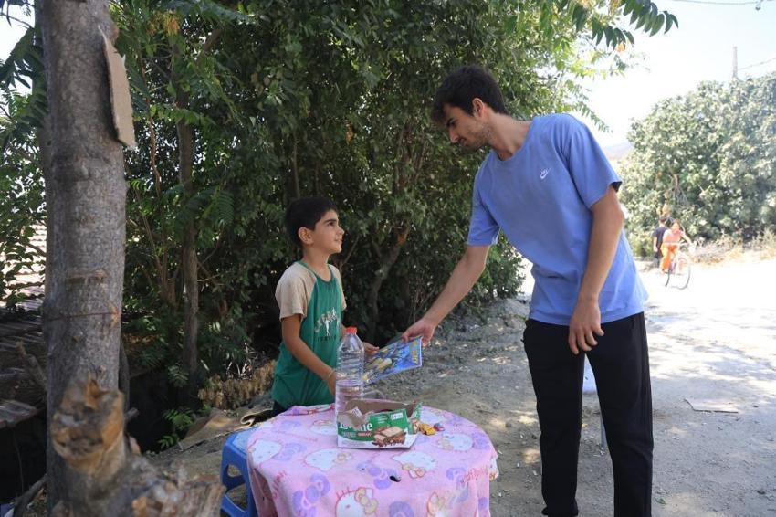 Hatay'da su satarak bisiklet hayali kuran çocuk, mutlu sona ulaştı! Cesur'un çalışkanlığını görenler el uzattı