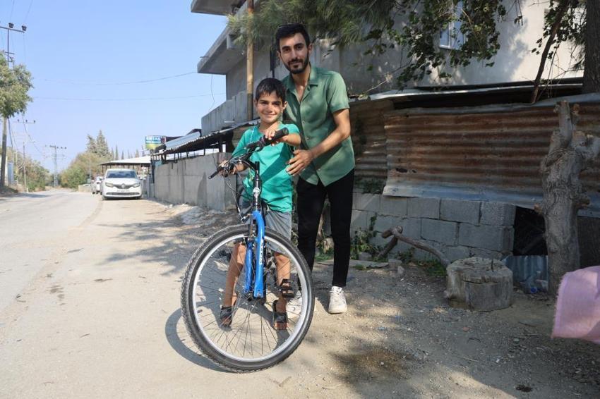 Hatay'da su satarak bisiklet hayali kuran çocuk, mutlu sona ulaştı! Cesur'un çalışkanlığını görenler el uzattı
