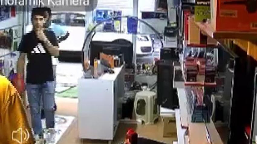 Ümraniye'de aynı esnafa dakikalar içerisinde çifte hırsızlık! Hırsızların peşinden koşarken telefonu da çalındı
