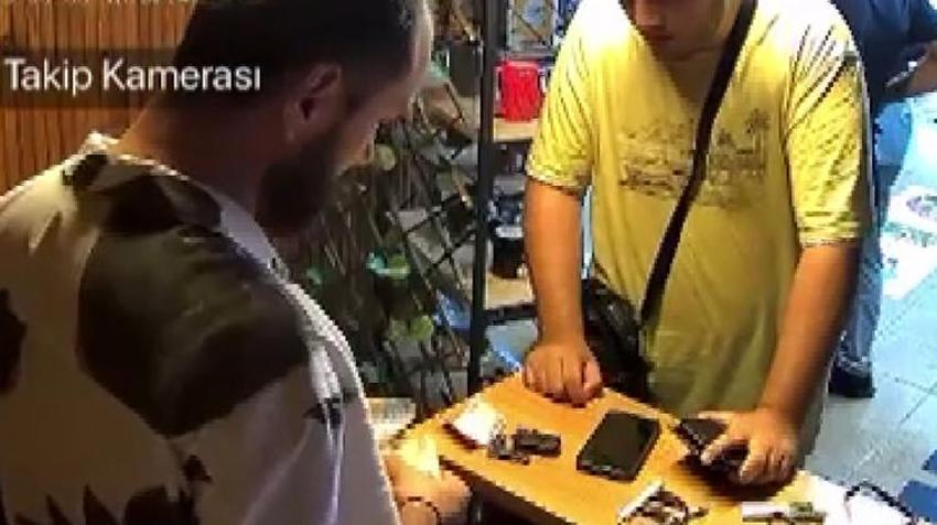 Ümraniye'de aynı esnafa dakikalar içerisinde çifte hırsızlık! Hırsızların peşinden koşarken telefonu da çalındı