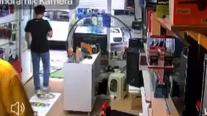 Ümraniye'de aynı esnafa dakikalar içerisinde çifte hırsızlık! Hırsızların peşinden koşarken telefonu da çalındı