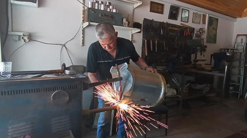 Gaziantep'te herkes bu işi bıraktı bir tek o kaldı! 77 yaşında prefabrik yapıda hayata tutundu