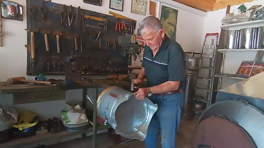Gaziantep'te herkes bu işi bıraktı bir tek o kaldı! 77 yaşında prefabrik yapıda hayata tutundu