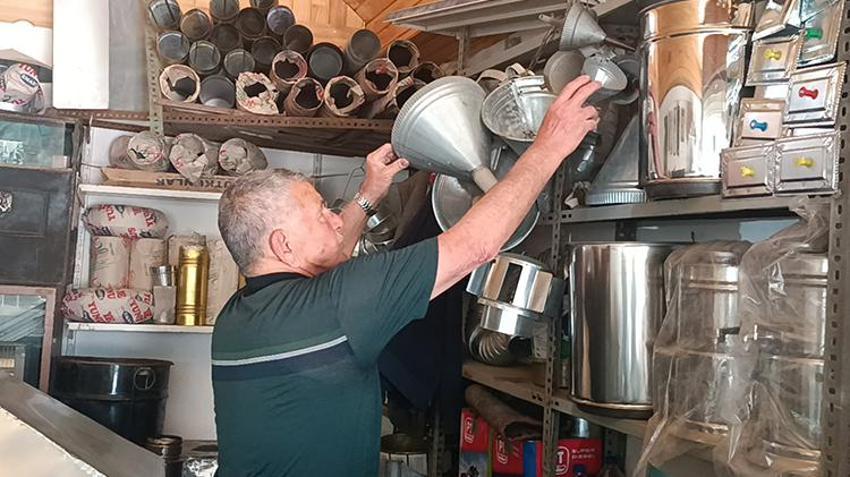 Gaziantep'te herkes bu işi bıraktı bir tek o kaldı! 77 yaşında prefabrik yapıda hayata tutundu