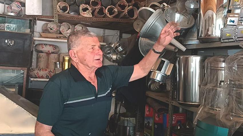 Gaziantep'te herkes bu işi bıraktı bir tek o kaldı! 77 yaşında prefabrik yapıda hayata tutundu