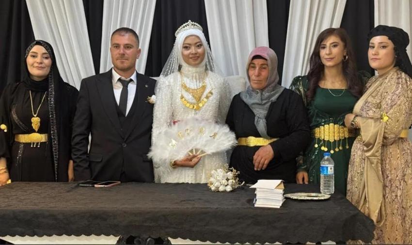 Hakkari'ye Endonezyalı gelin geldi: Aşkları kıtaları aştı