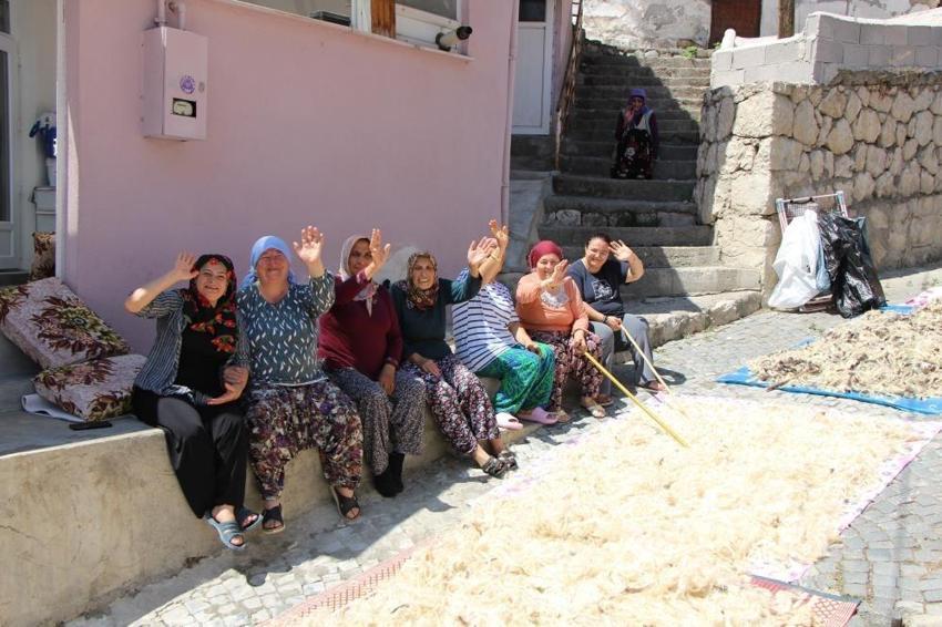 Amasya'da mahallenin muhtarı başlattı: Yünleri iş birliğiyle havalandırıyorlar