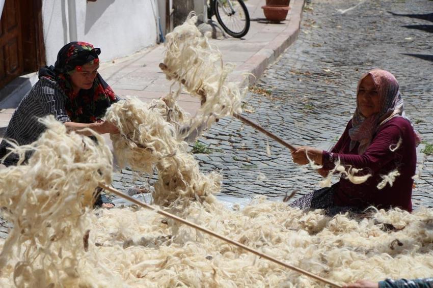 Amasya'da mahallenin muhtarı başlattı: Yünleri iş birliğiyle havalandırıyorlar