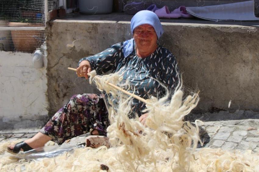 Amasya'da mahallenin muhtarı başlattı: Yünleri iş birliğiyle havalandırıyorlar