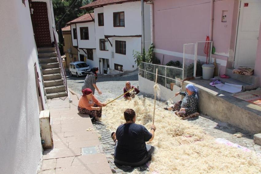 Amasya'da mahallenin muhtarı başlattı: Yünleri iş birliğiyle havalandırıyorlar