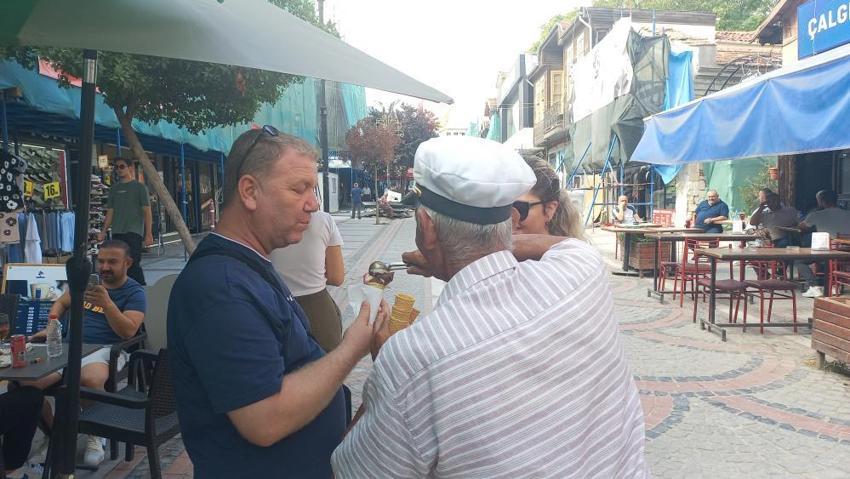 Edirne'de 'Dondurmacı Çetin Dede' nostaljiyi yaşatıyor! Sokak sokak gezerek çocukların yüzünü güldürüyor