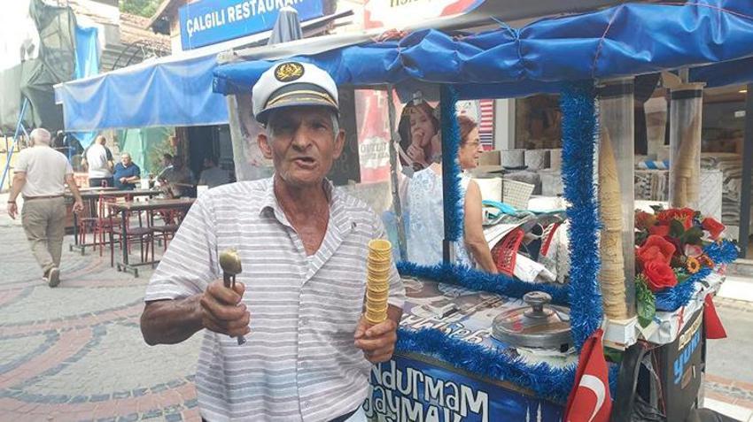 Edirne'de 'Dondurmacı Çetin Dede' nostaljiyi yaşatıyor! Sokak sokak gezerek çocukların yüzünü güldürüyor