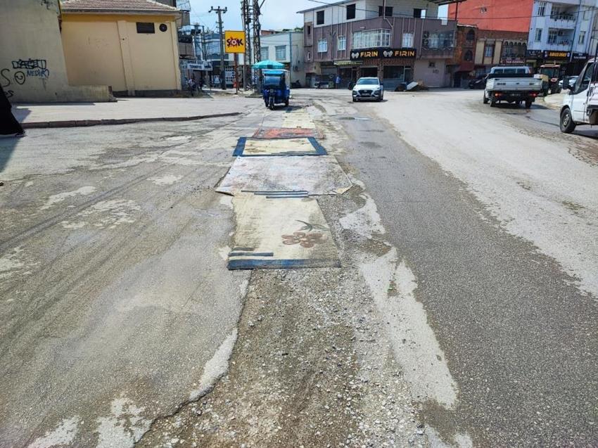 Adana'da belediye yapmadı, esnaf çözümü buldu! Asfalta halı serildi