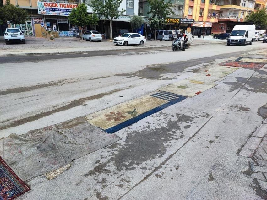 Adana'da belediye yapmadı, esnaf çözümü buldu! Asfalta halı serildi