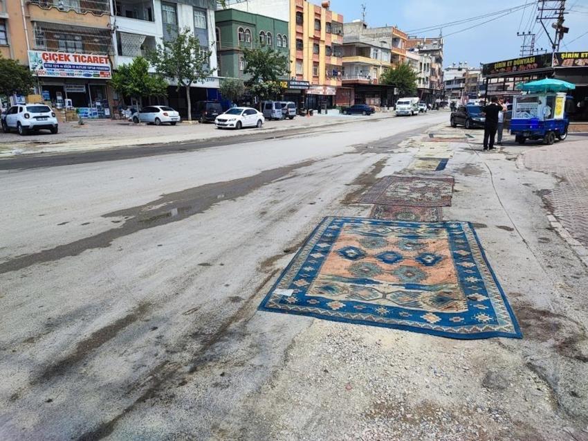 Adana'da belediye yapmadı, esnaf çözümü buldu! Asfalta halı serildi