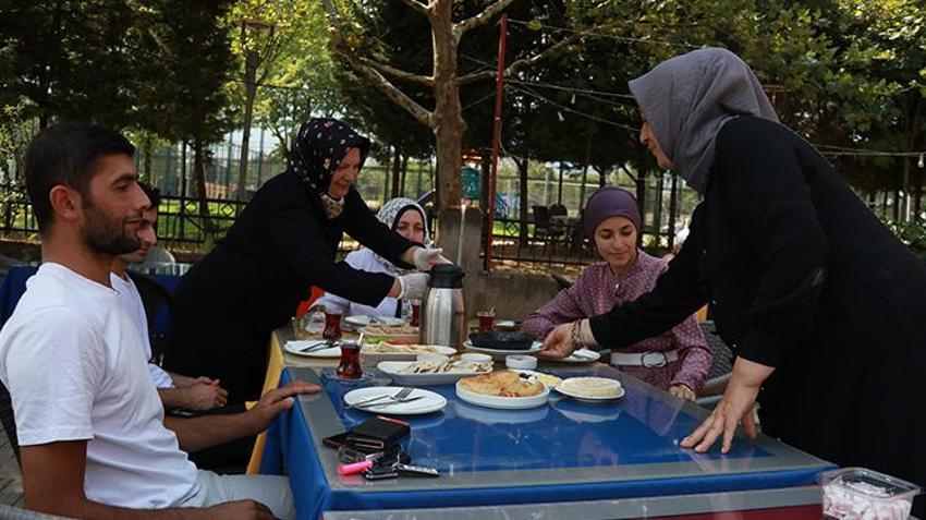 Bursalı kadınlar Kur'an kursunda bu işi yapmaya karar verdi! 5 kilo unla başladılar