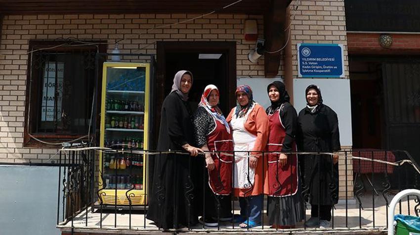 Bursalı kadınlar Kur'an kursunda bu işi yapmaya karar verdi! 5 kilo unla başladılar