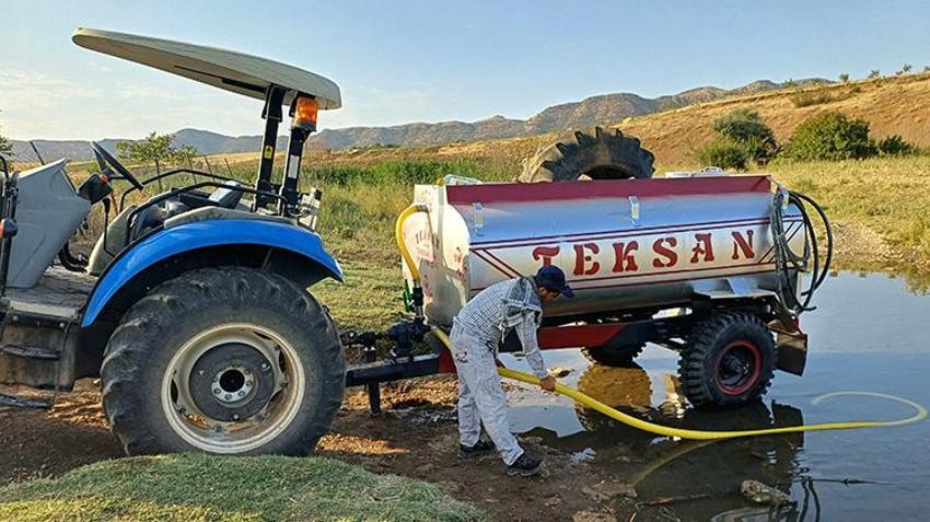 Batman'da damlama sulama sistemi kurmayan çiftçi Ağustos ayında su arıyor! İşte fıstık tarlasına bulduğu çözüm