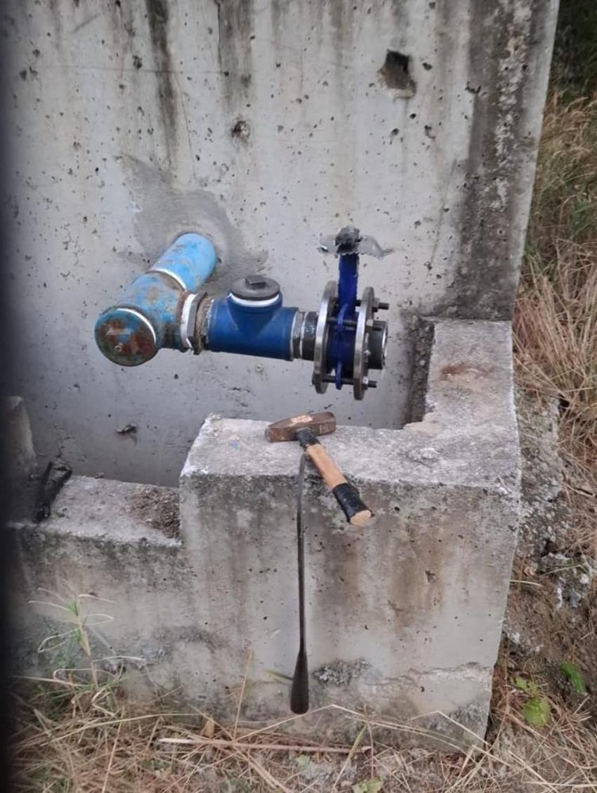 Denizli'de çiftçi, sulama hattını paramparça etti! Tarlasına izinsiz hat döşendi, boruları köy meydanına fırlattı
