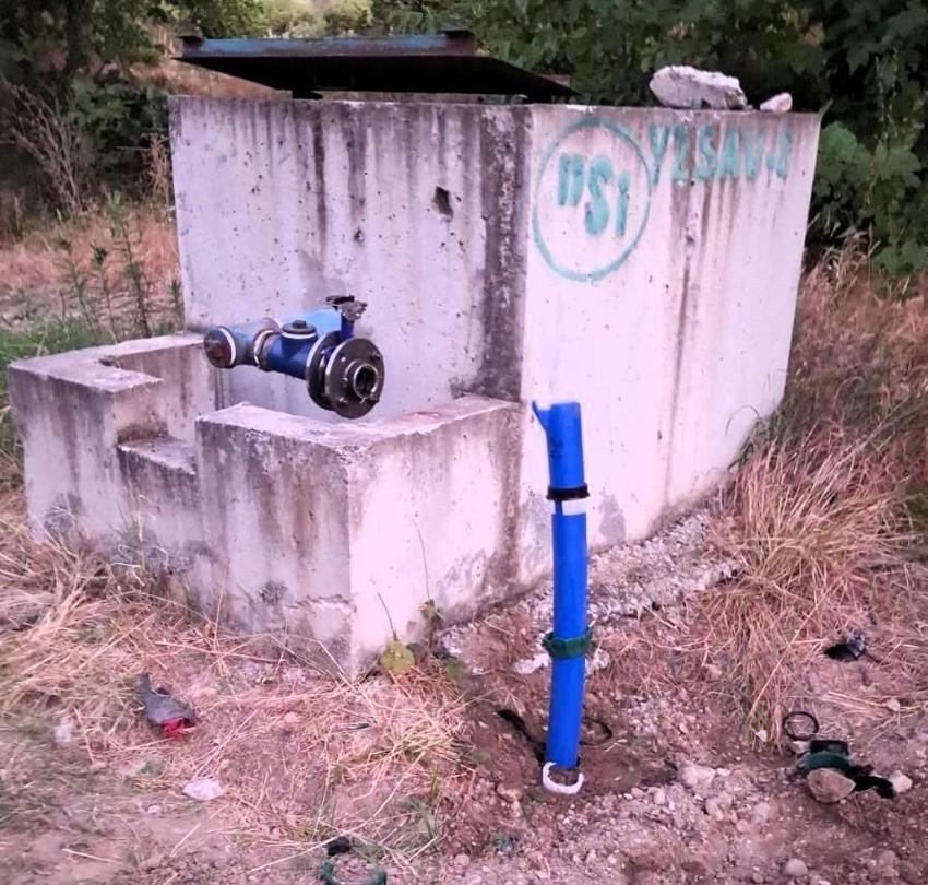 Denizli'de çiftçi, sulama hattını paramparça etti! Tarlasına izinsiz hat döşendi, boruları köy meydanına fırlattı