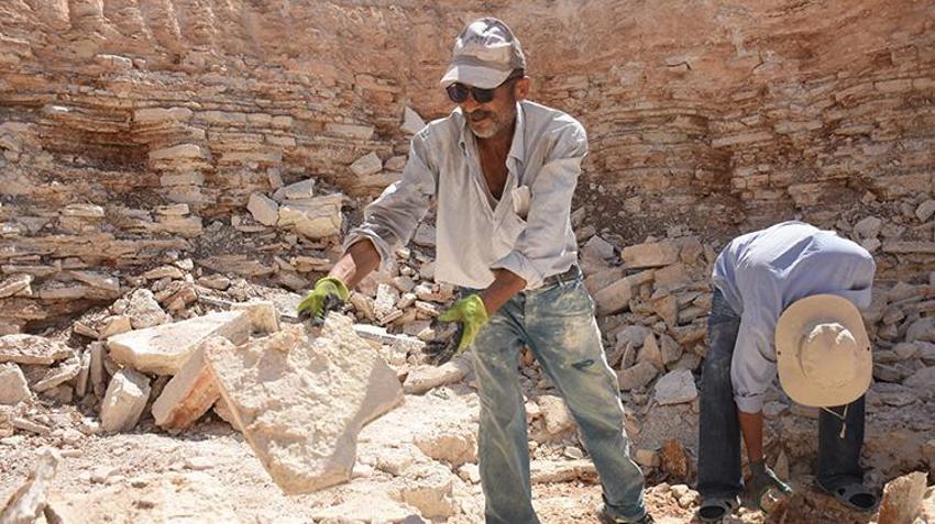 Bir ilçeye hayat veren taş! Zorlu koşullarda çıkarılıyor, yazın serin kışın sıcak tutar