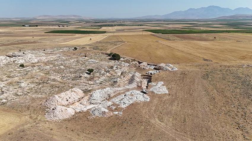 Bir ilçeye hayat veren taş! Zorlu koşullarda çıkarılıyor, yazın serin kışın sıcak tutar