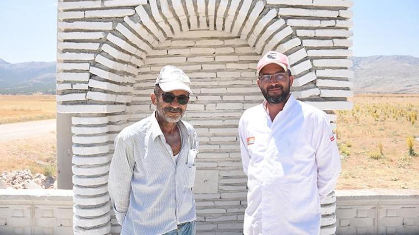 Bir ilçeye hayat veren taş! Zorlu koşullarda çıkarılıyor, yazın serin kışın sıcak tutar