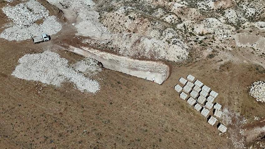 Bir ilçeye hayat veren taş! Zorlu koşullarda çıkarılıyor, yazın serin kışın sıcak tutar