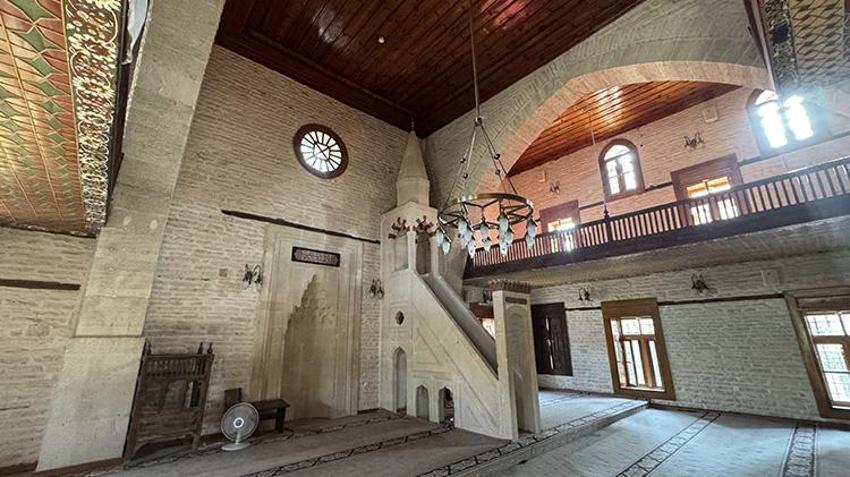 Bir ilçeye hayat veren taş! Zorlu koşullarda çıkarılıyor, yazın serin kışın sıcak tutar