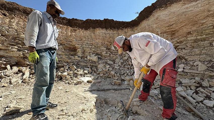 Bir ilçeye hayat veren taş! Zorlu koşullarda çıkarılıyor, yazın serin kışın sıcak tutar