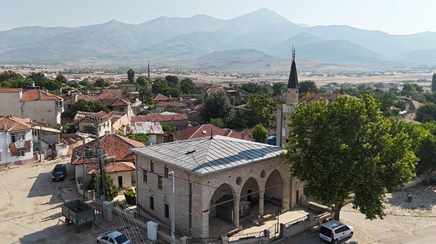 Bir ilçeye hayat veren taş! Zorlu koşullarda çıkarılıyor, yazın serin kışın sıcak tutar